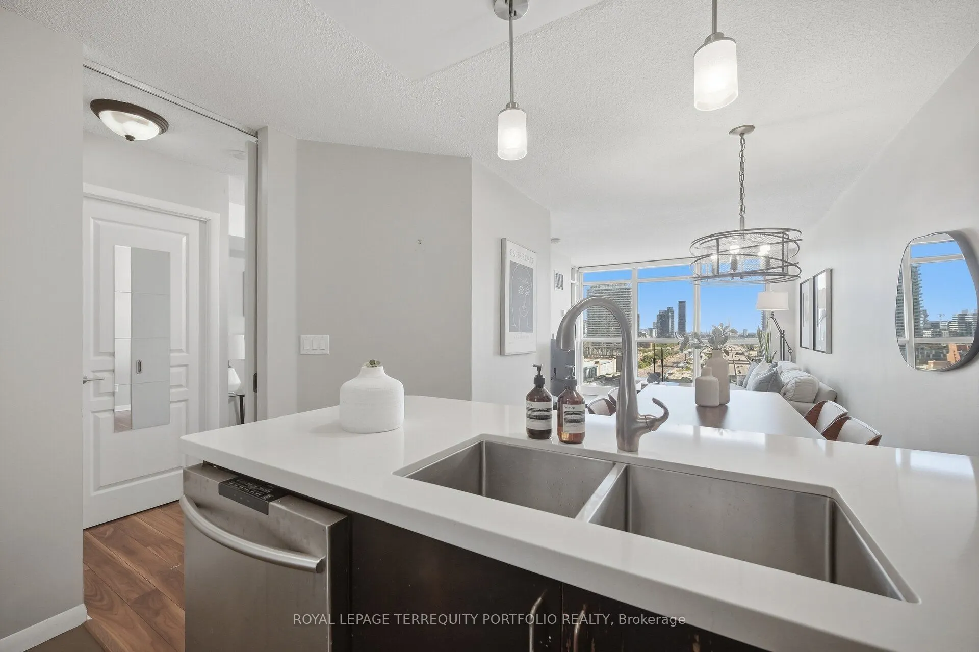 18 Yonge Street #1807