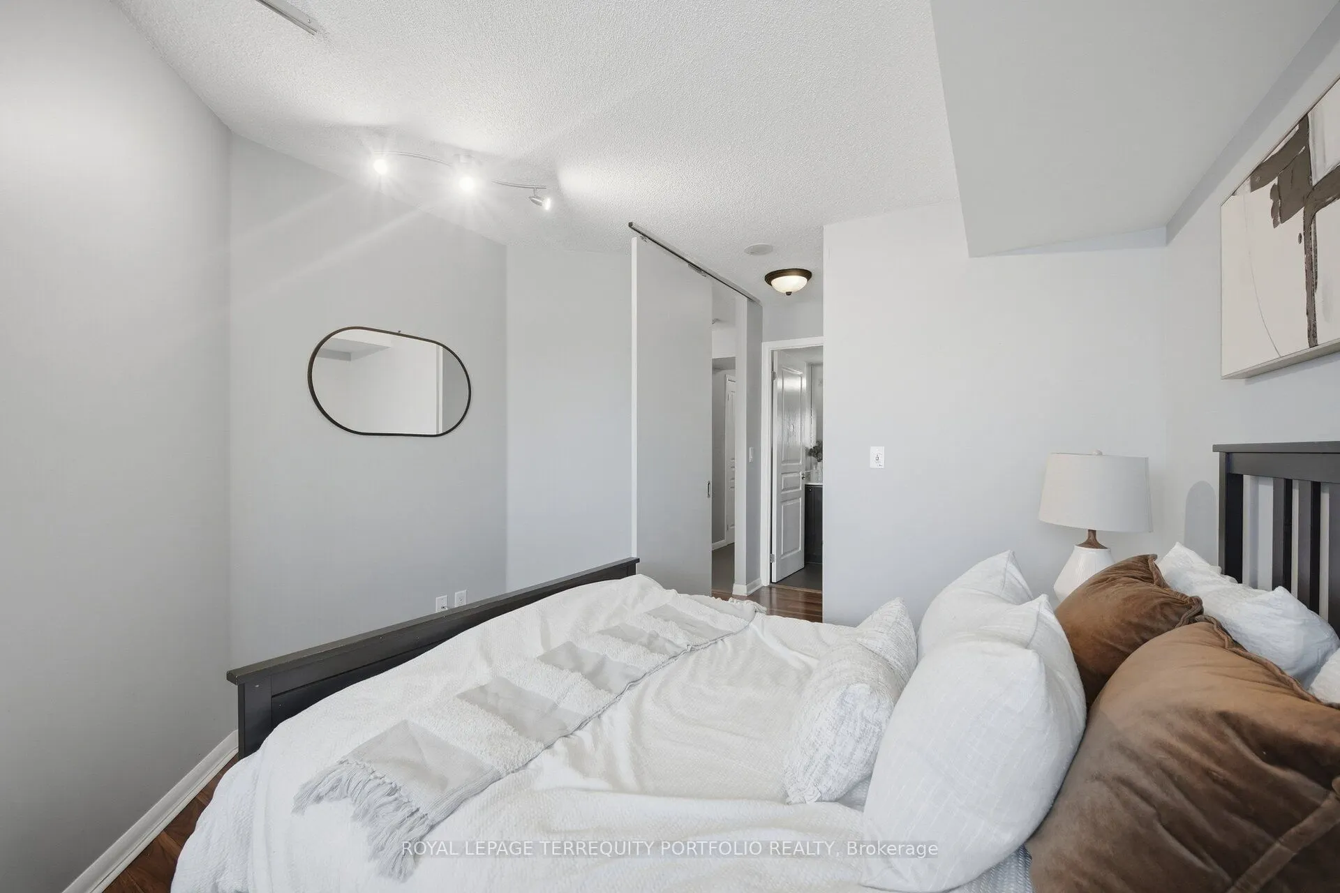 18 Yonge Street #1807