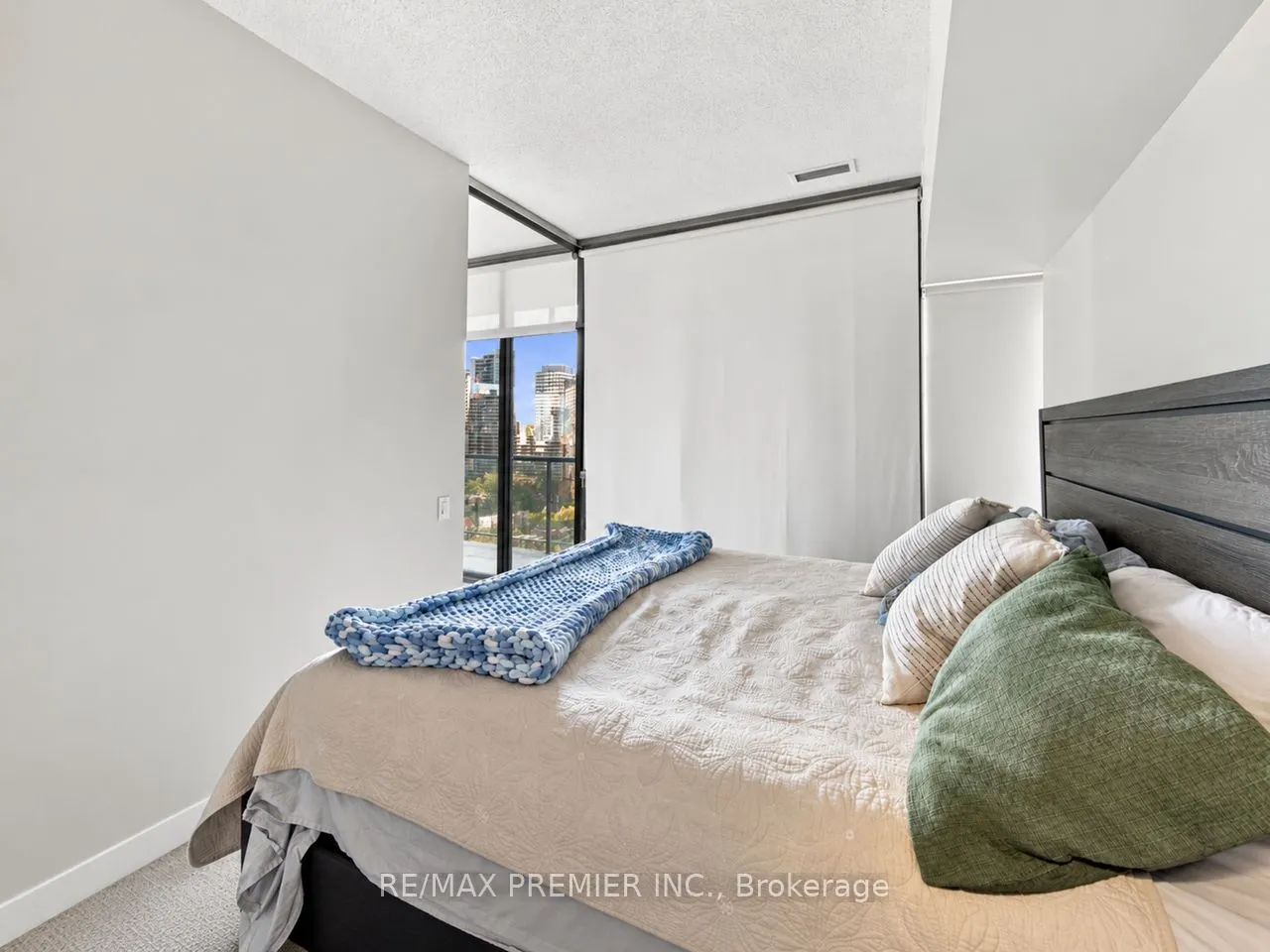 33 Charles Street E #1405