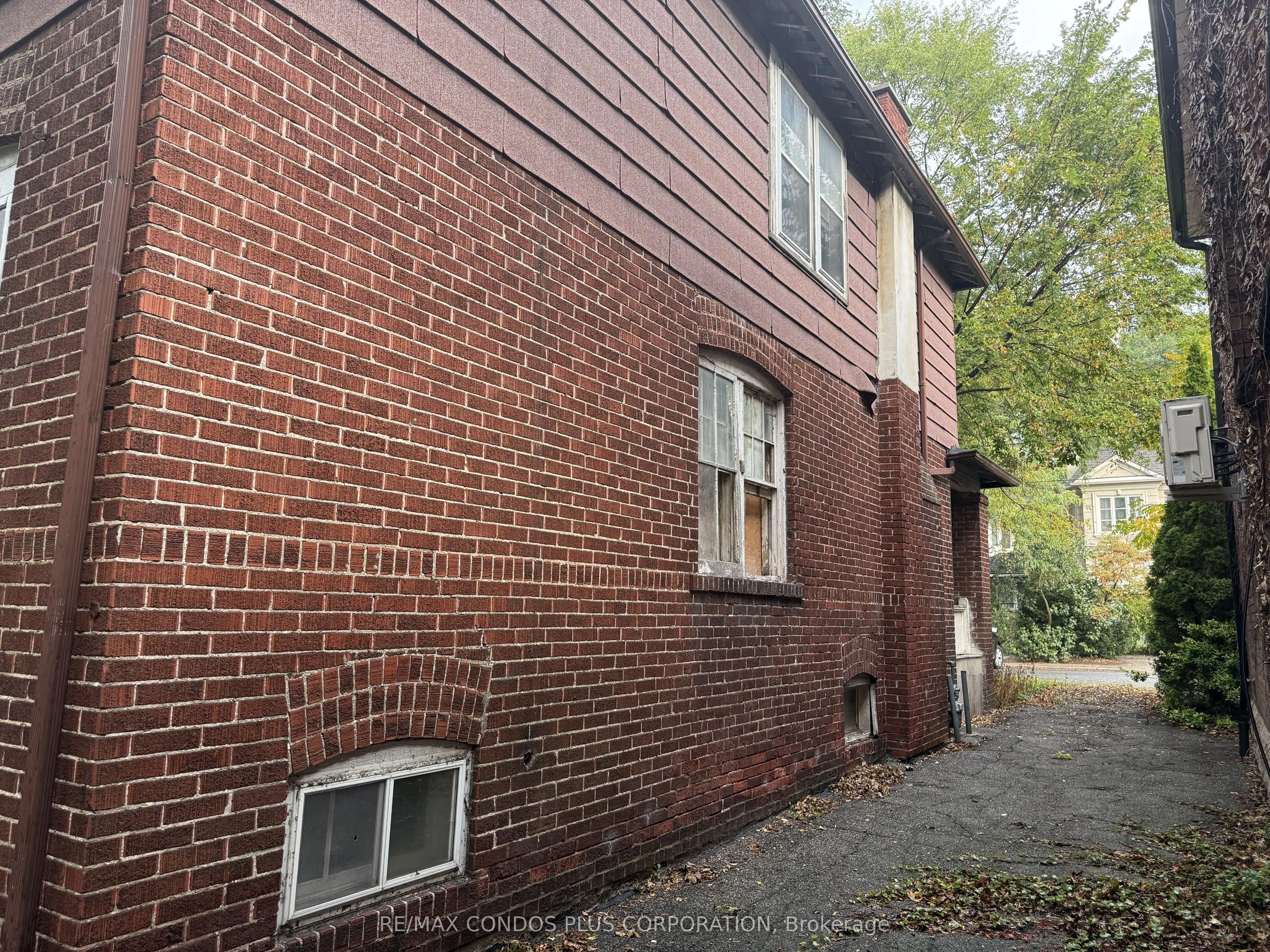 313 Manor Road E
