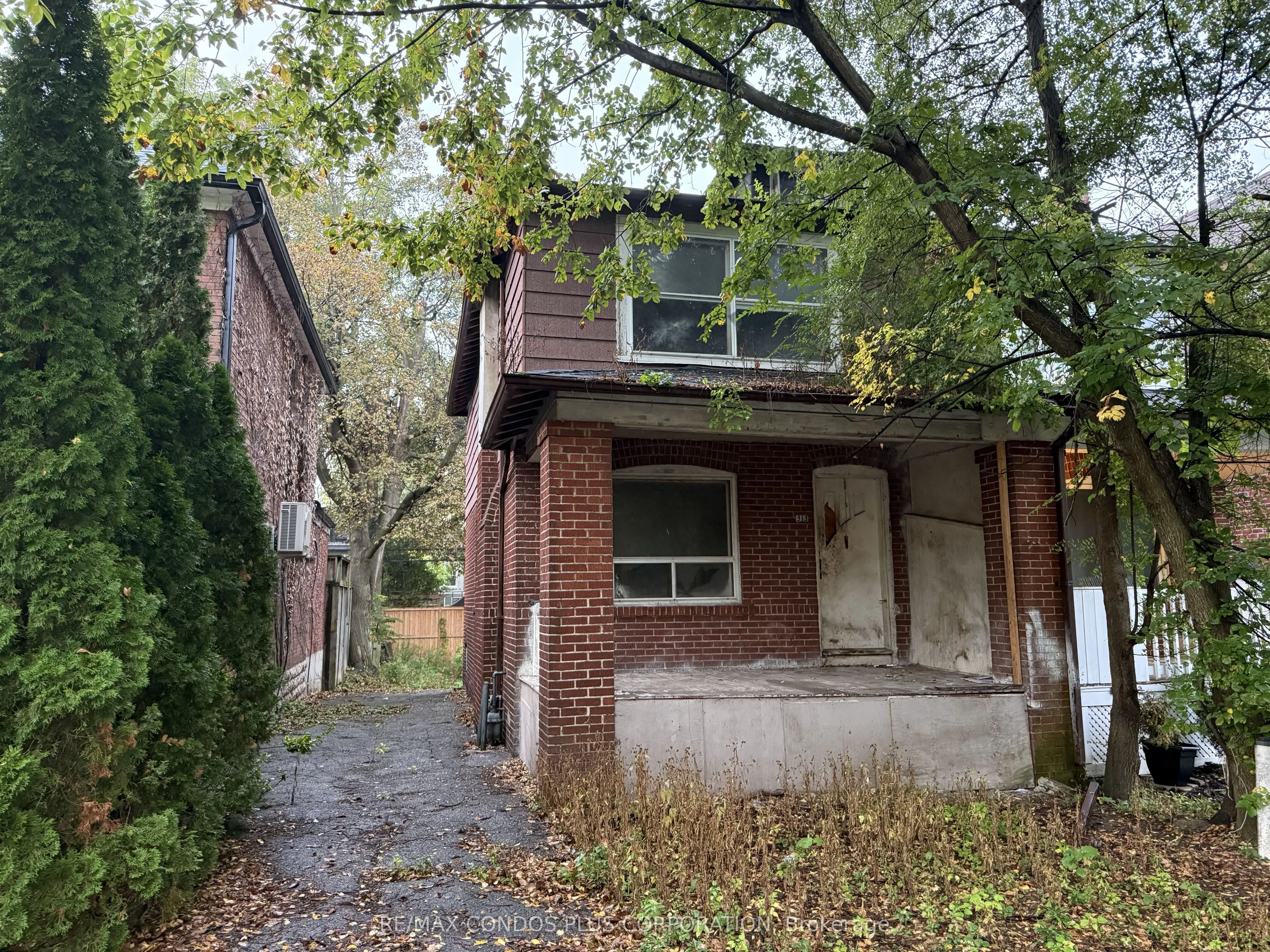 313 Manor Road E
