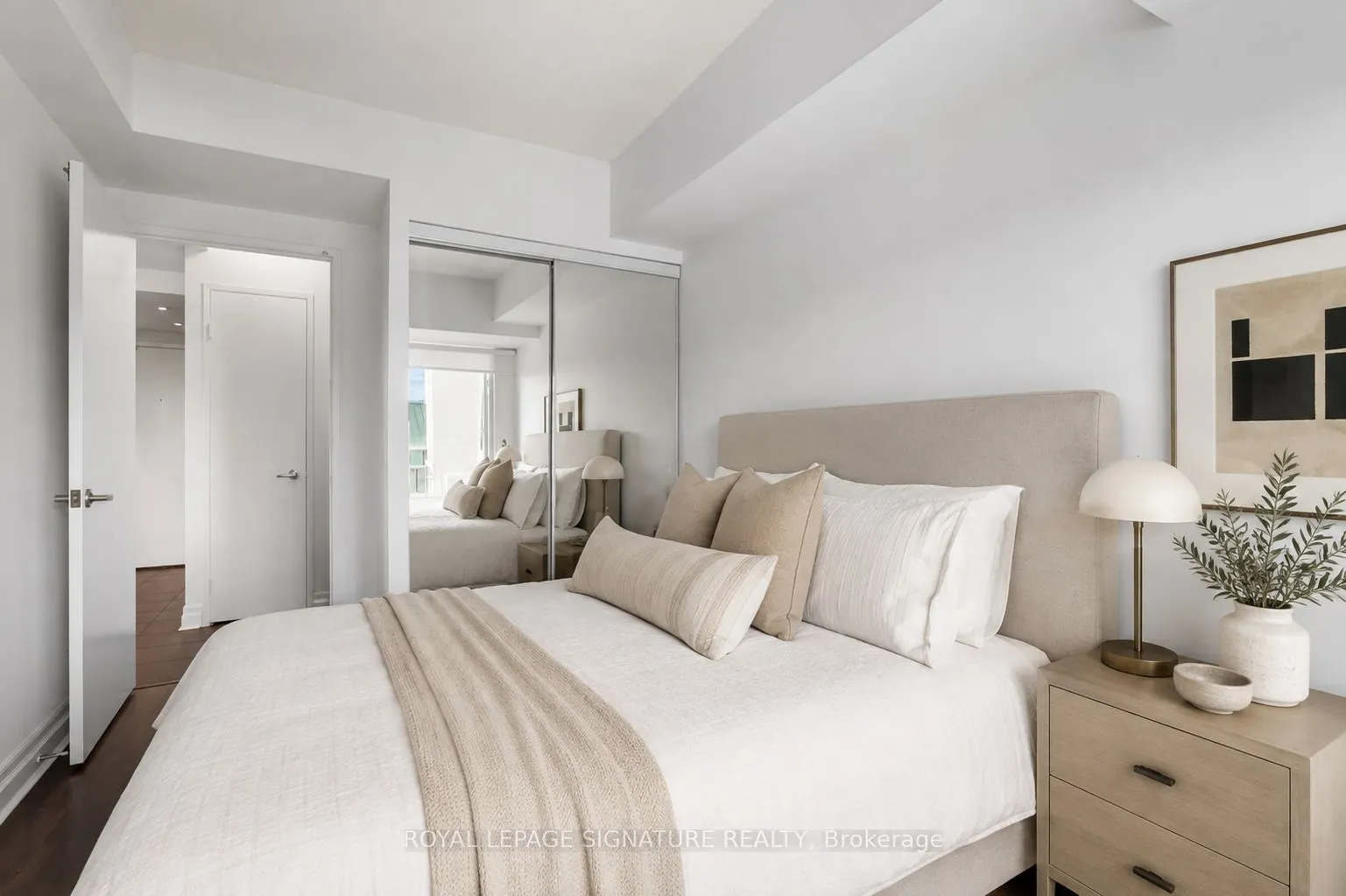 92 King Street E #813