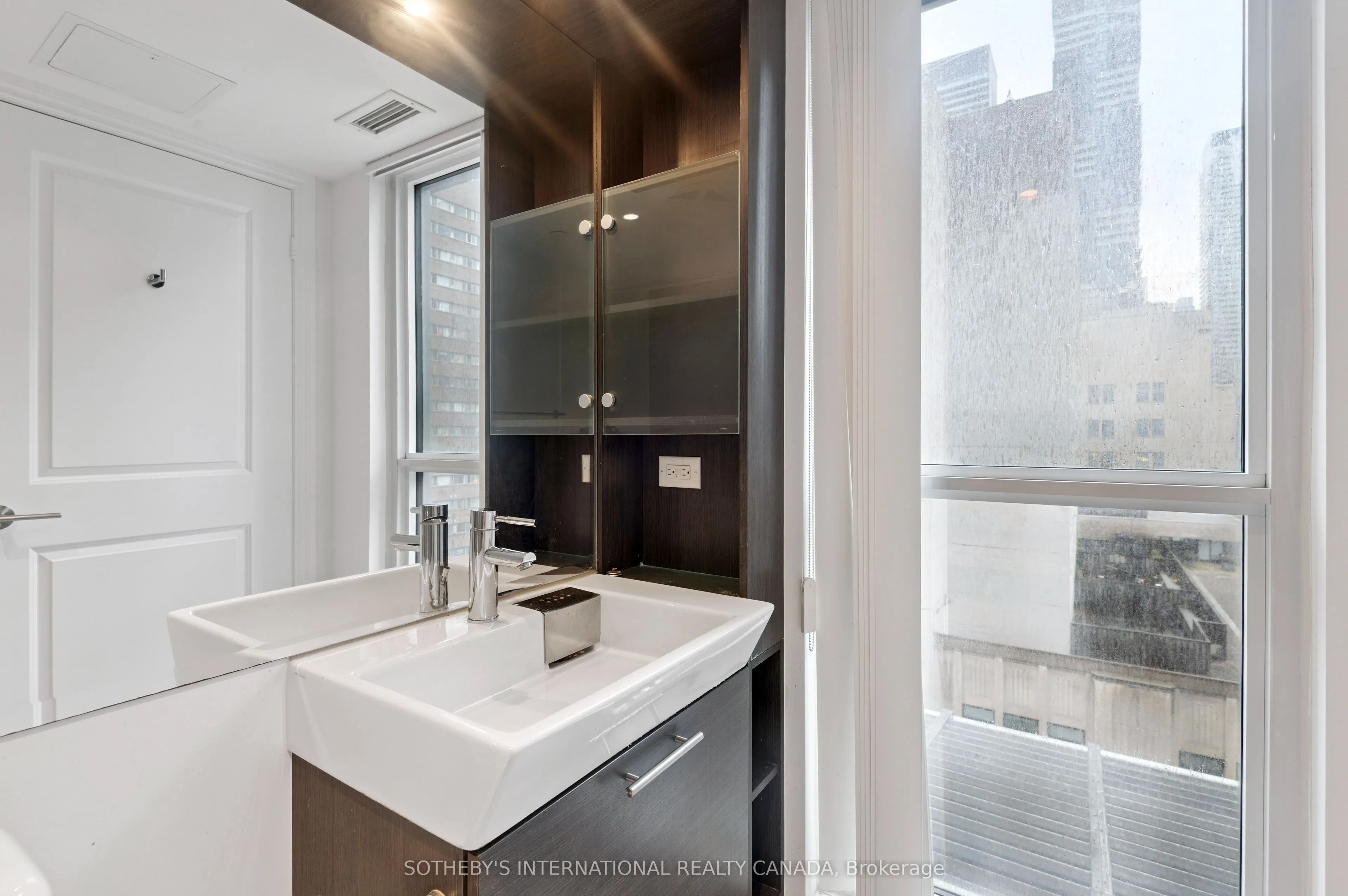 386 Yonge Street #602
