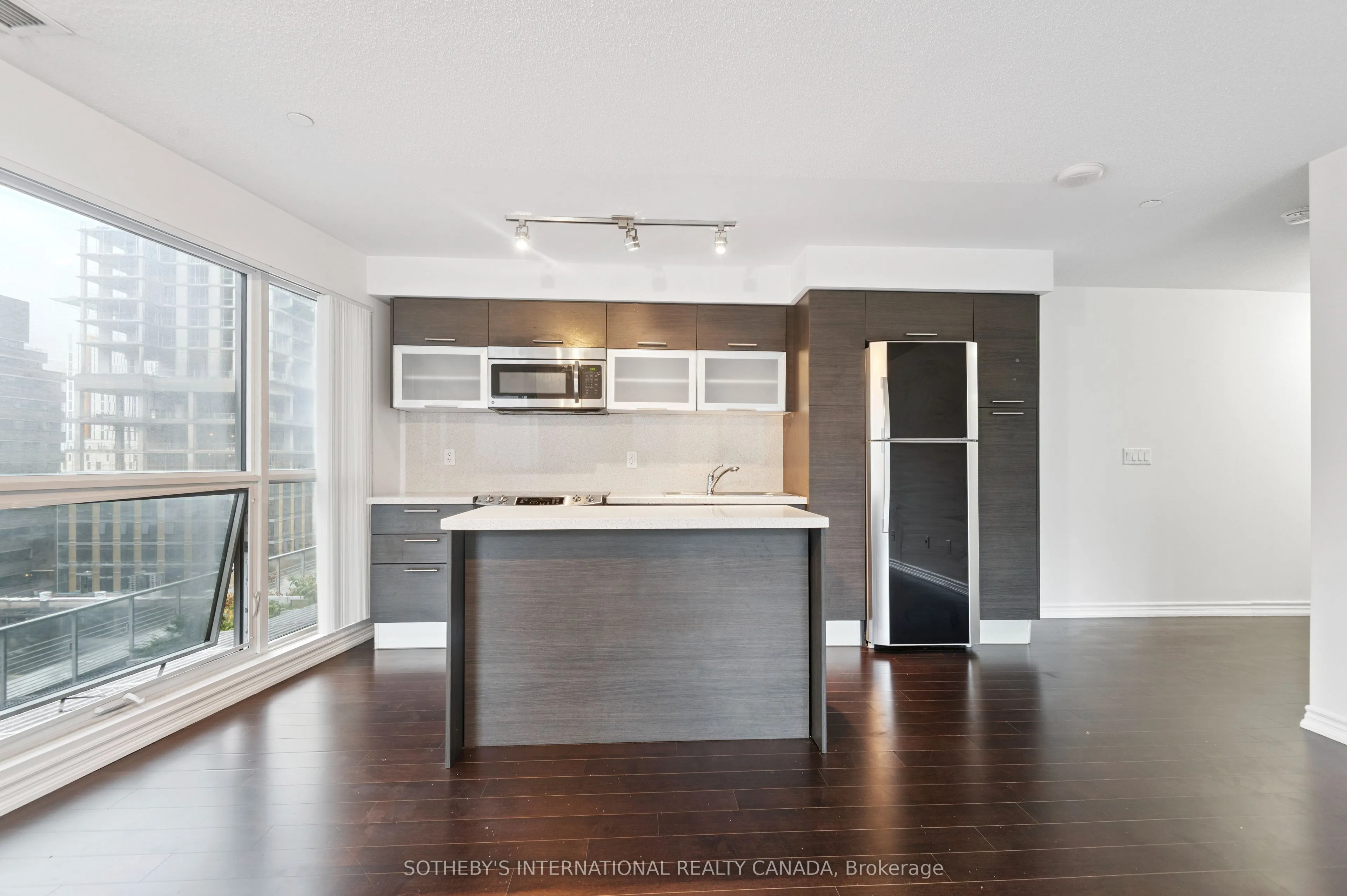 386 Yonge Street #602
