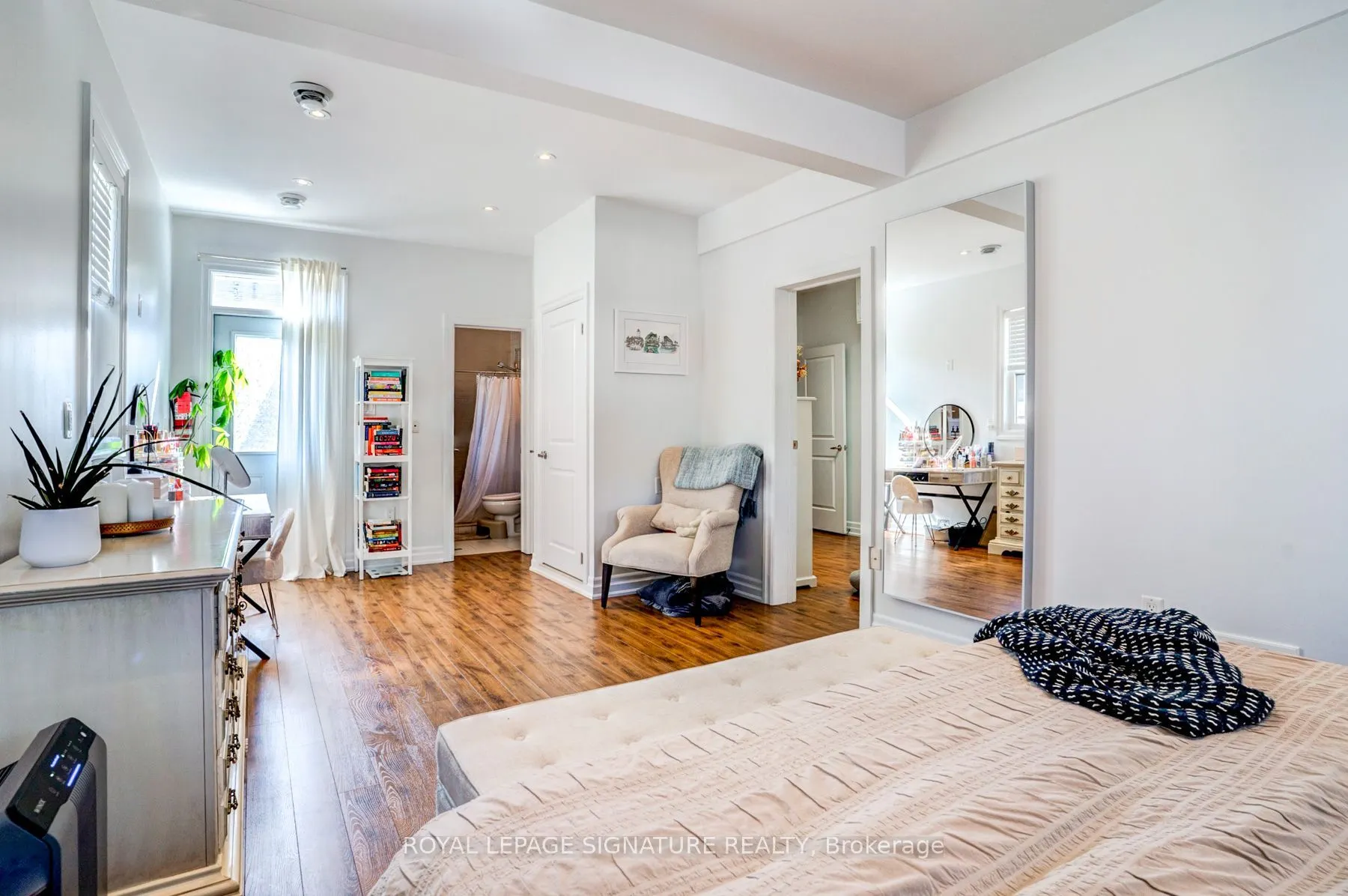 753-755 Richmond Street W