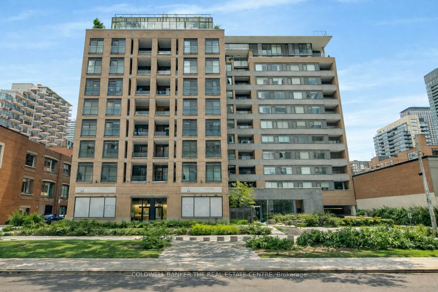 400 Wellington Street W #802
