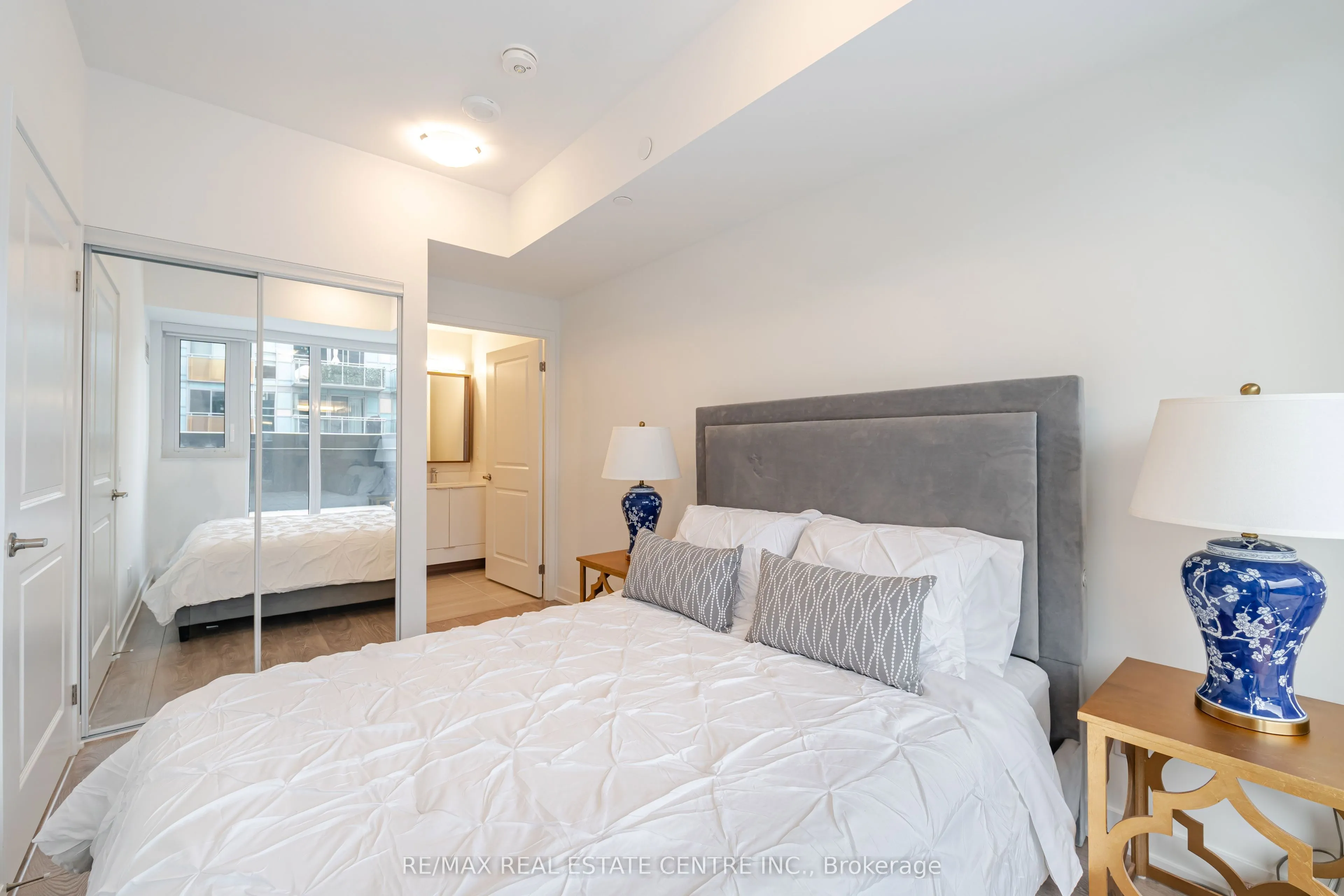 543 Richmond Street W #804