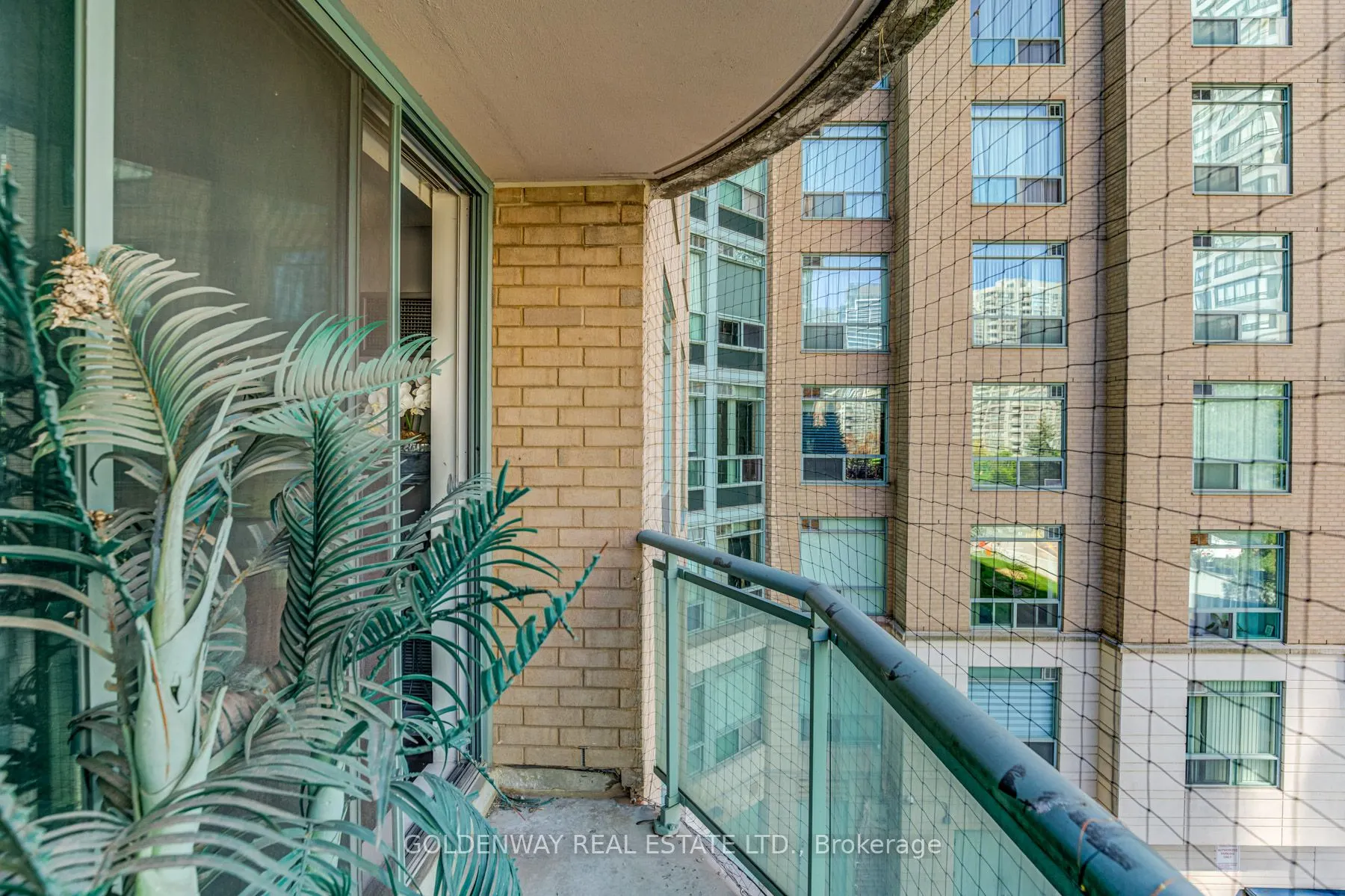 18 Pemberton Avenue #402