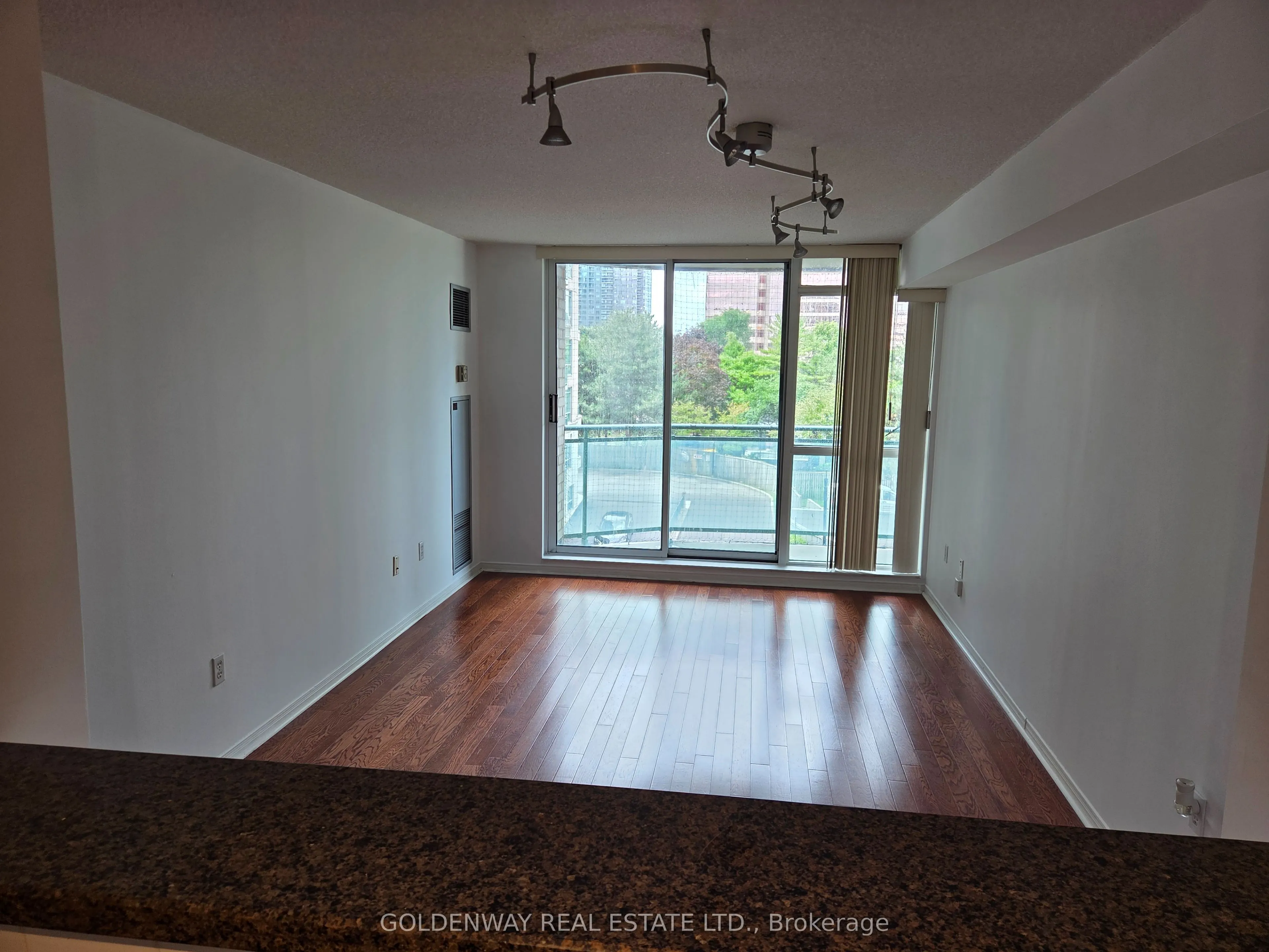 18 Pemberton Avenue #402