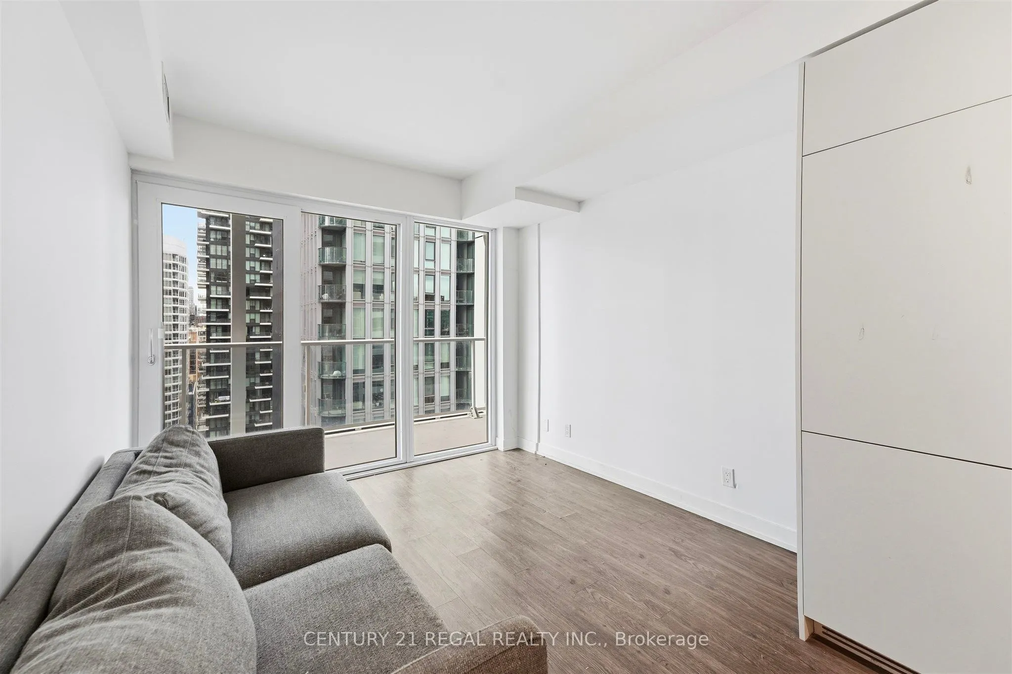 88 Queen Street E #1915