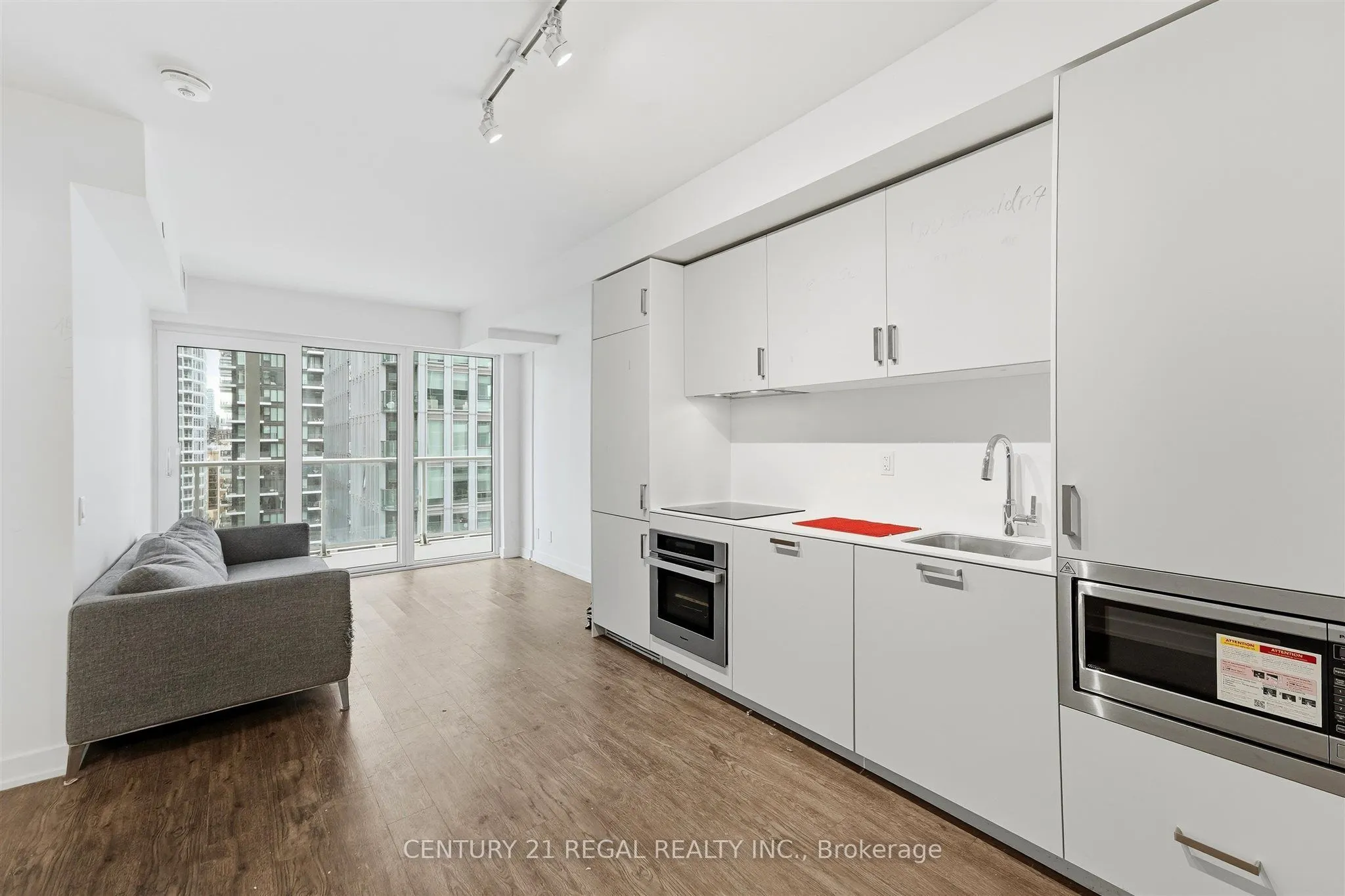 88 Queen Street E #1915