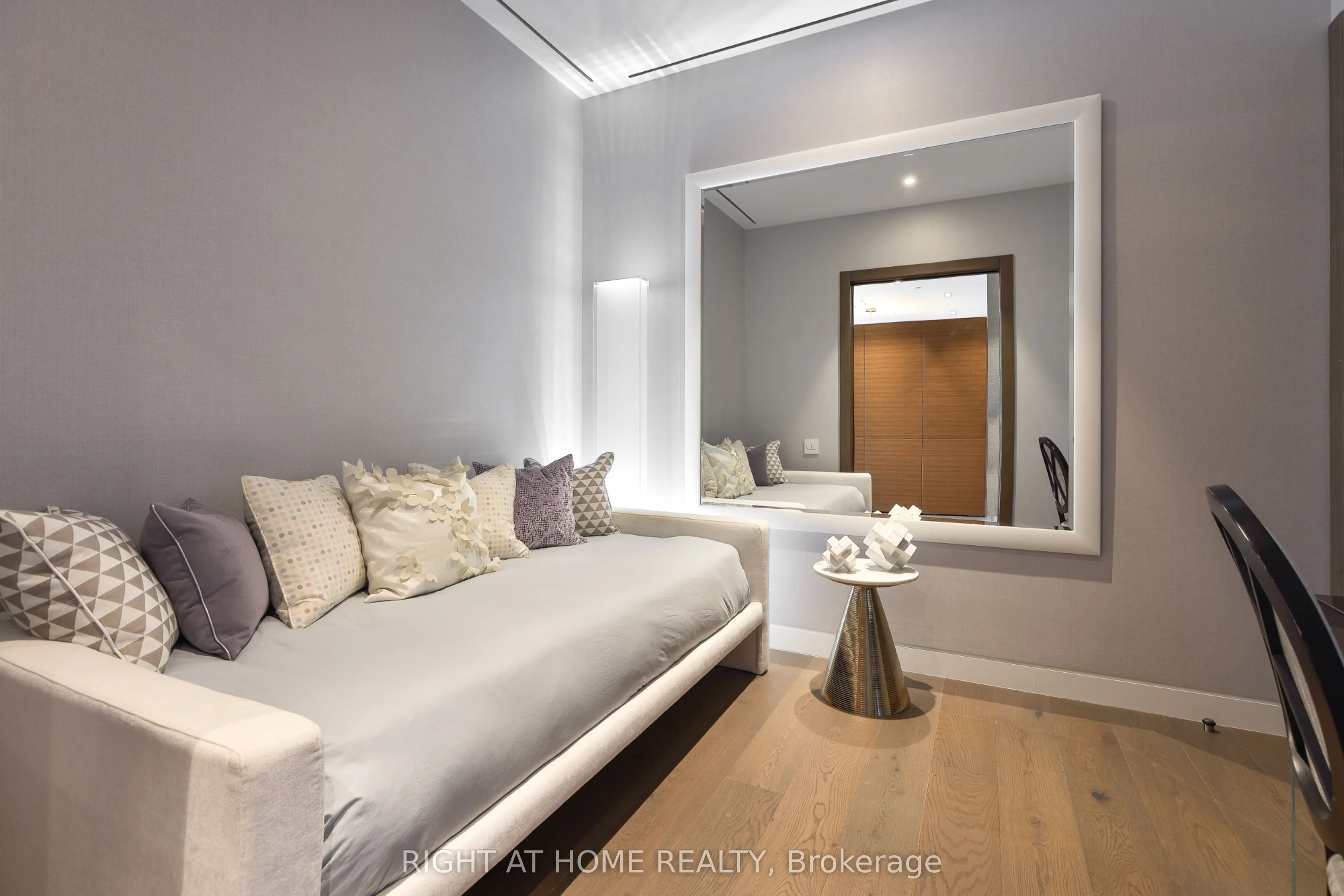 1 Roxborough Street E #501