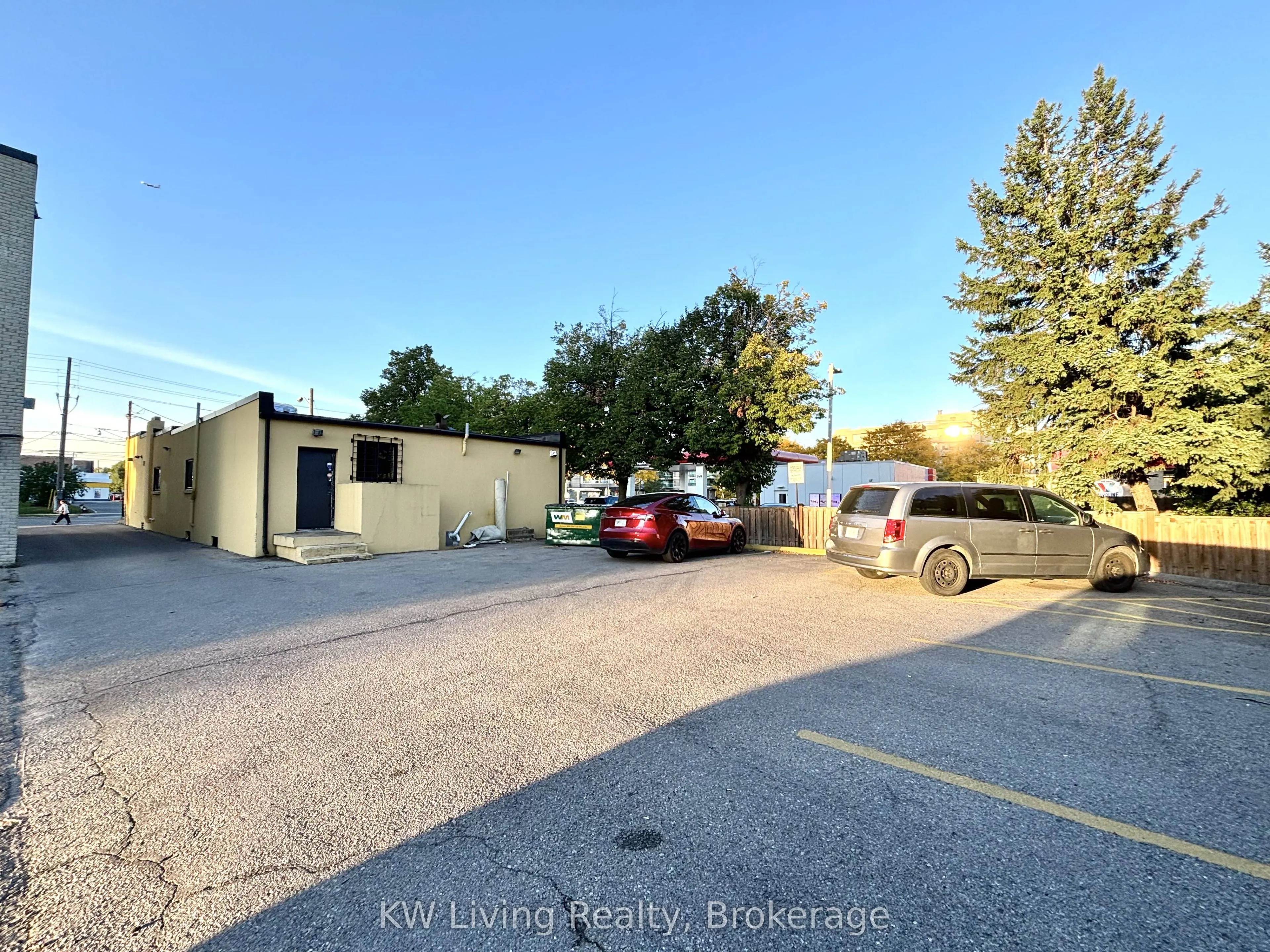 911 Sheppard Avenue W