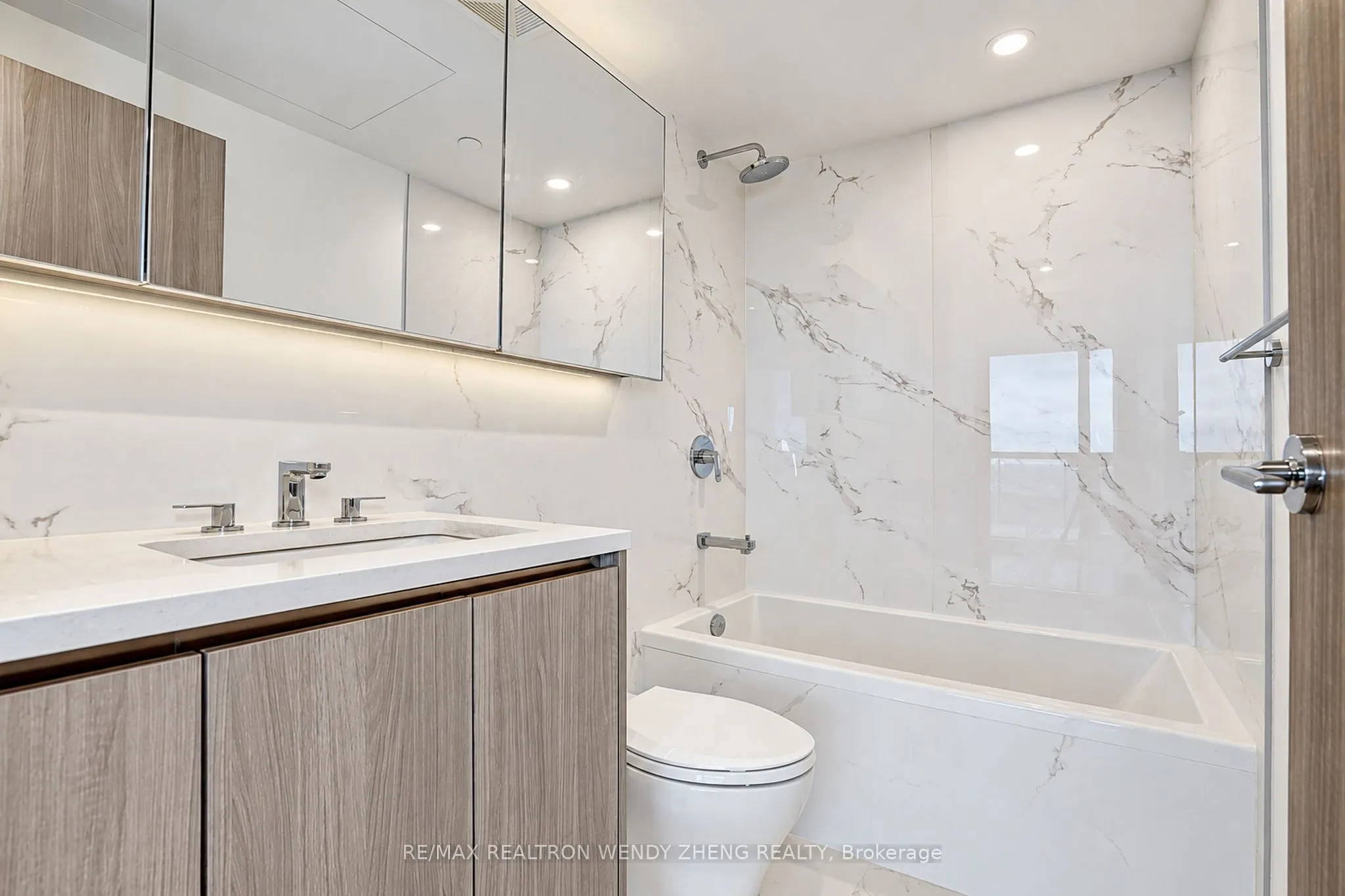 27 Mcmahon Drive #2802
