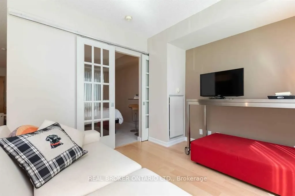 350 Wellington Street W #M04