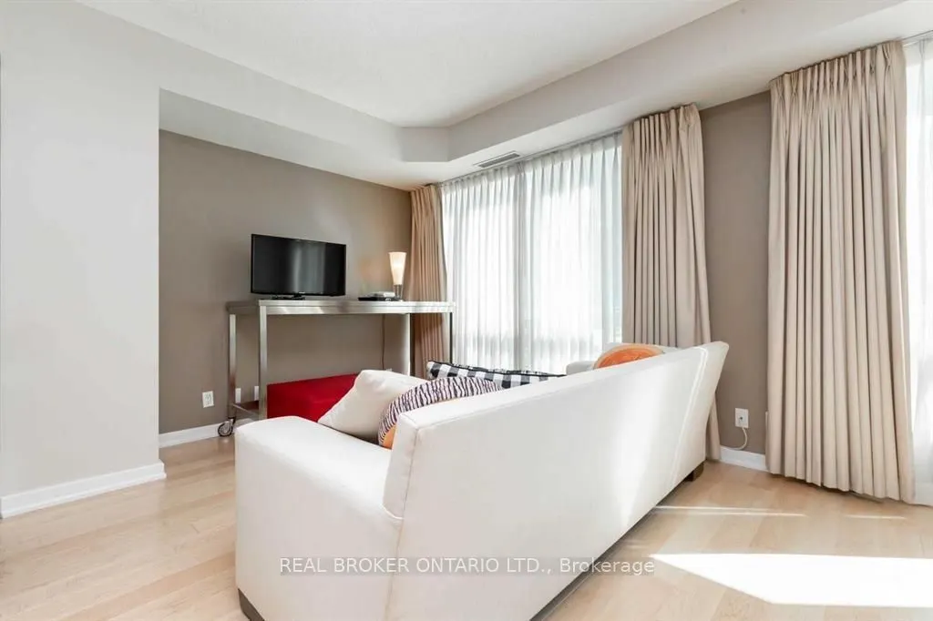 350 Wellington Street W #M04