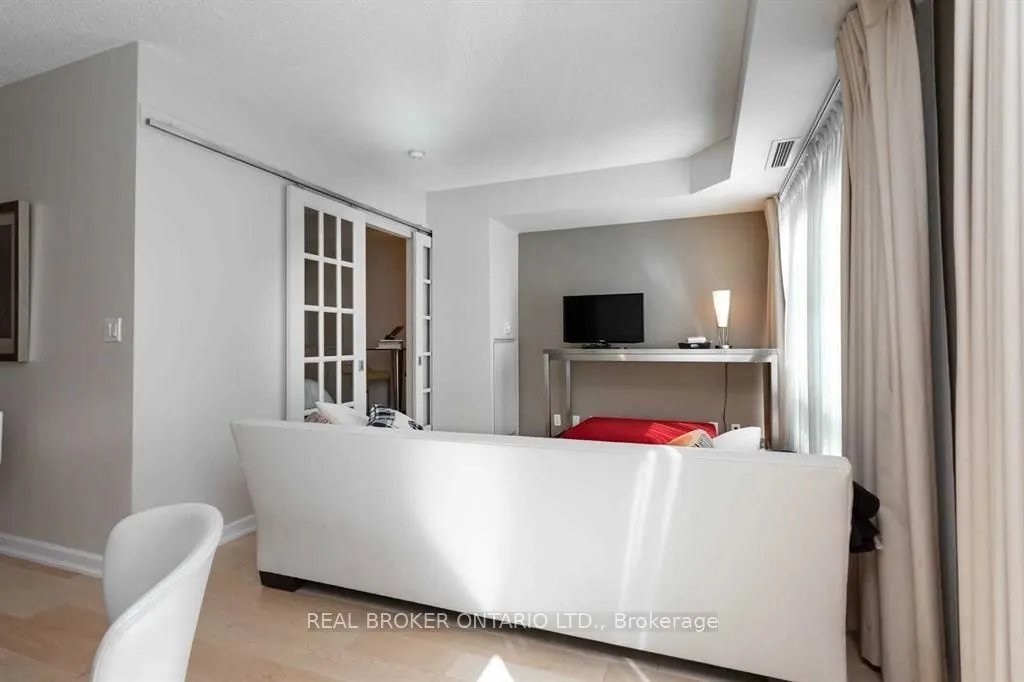 350 Wellington Street W #M04
