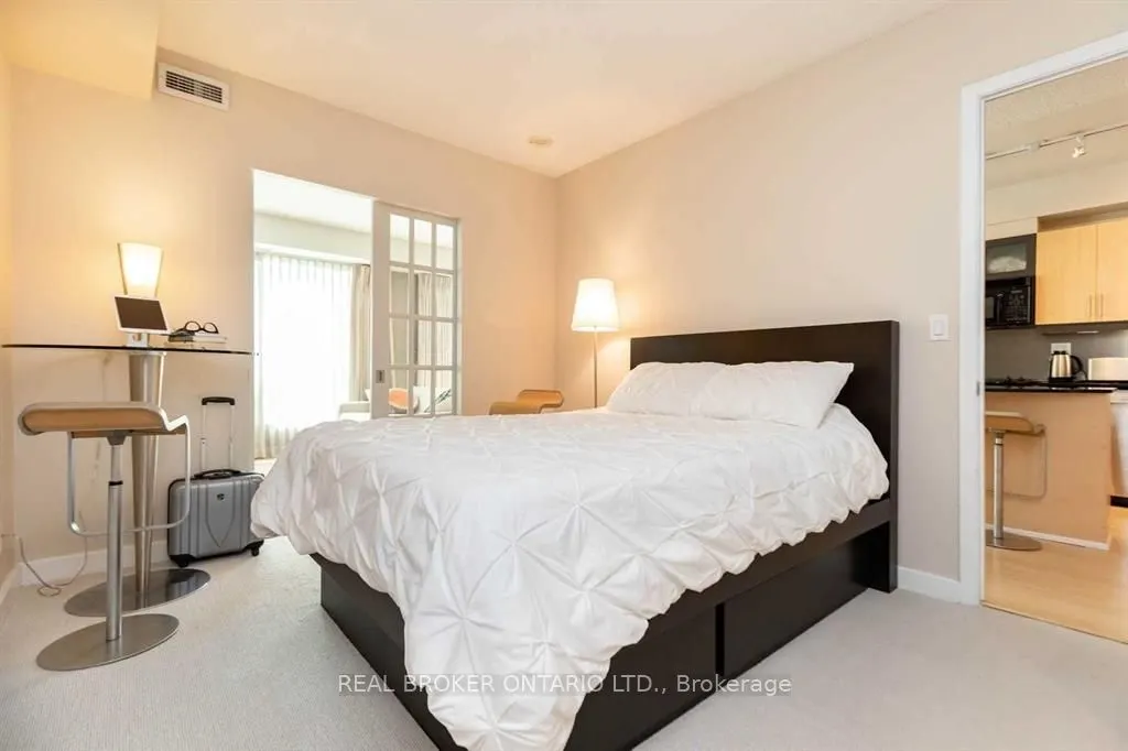 350 Wellington Street W #M04