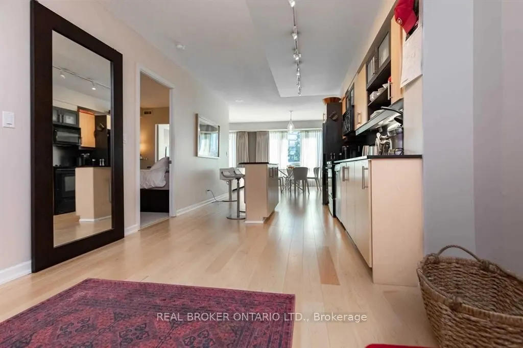 350 Wellington Street W #M04