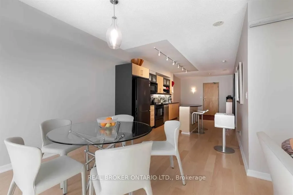 350 Wellington Street W #M04