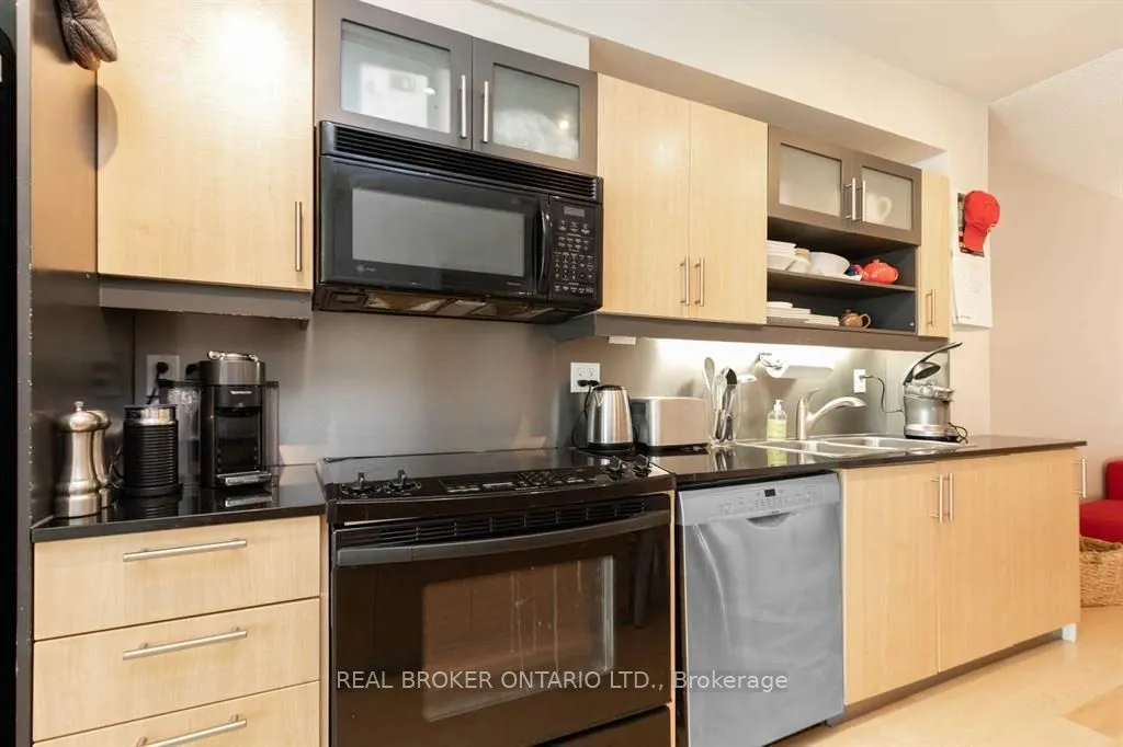 350 Wellington Street W #M04