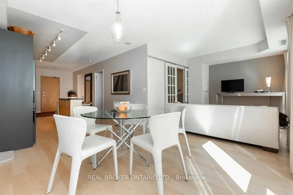 350 Wellington Street W #M04