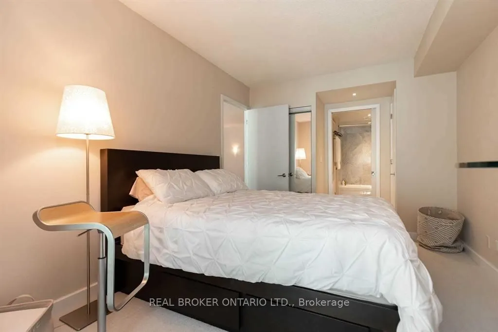 350 Wellington Street W #M04