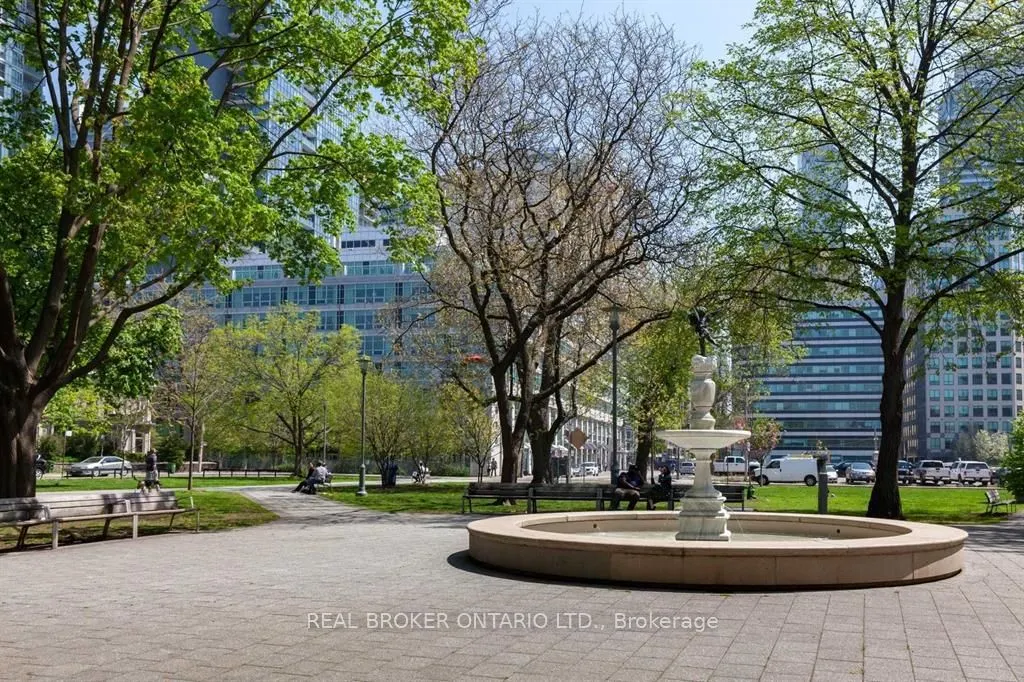 350 Wellington Street W #M04