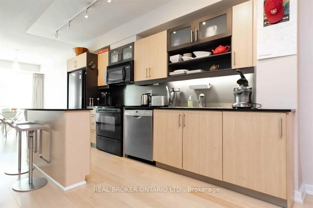 350 Wellington Street W #M04