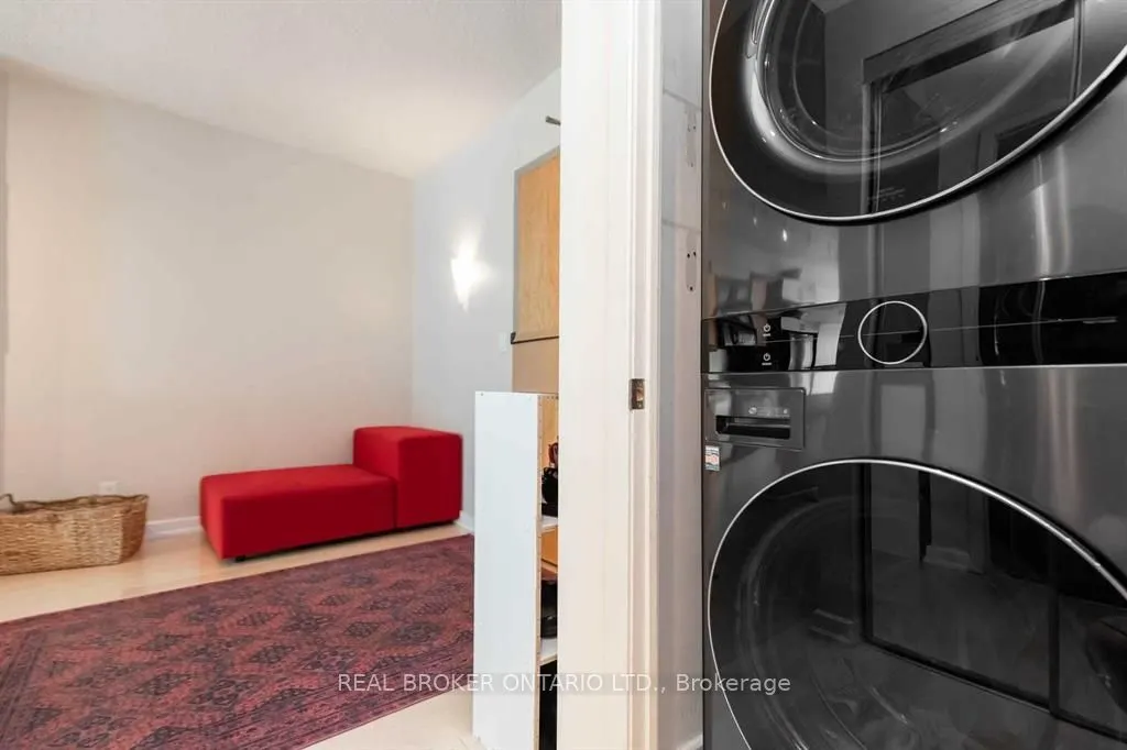 350 Wellington Street W #M04