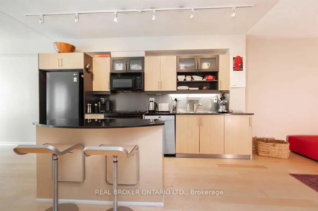 350 Wellington Street W #M04