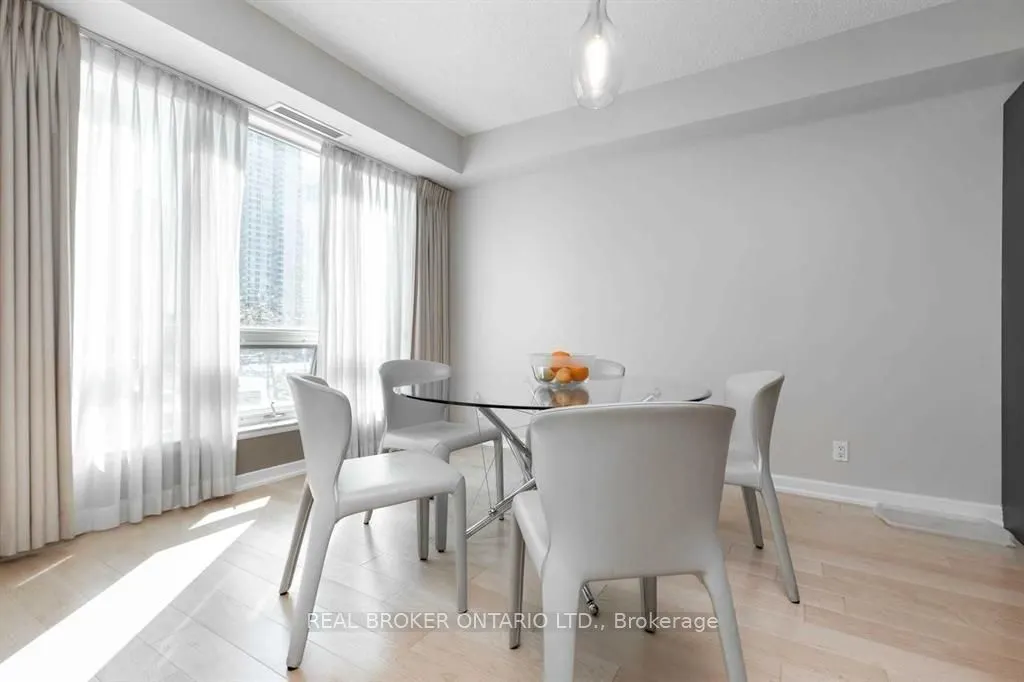 350 Wellington Street W #M04