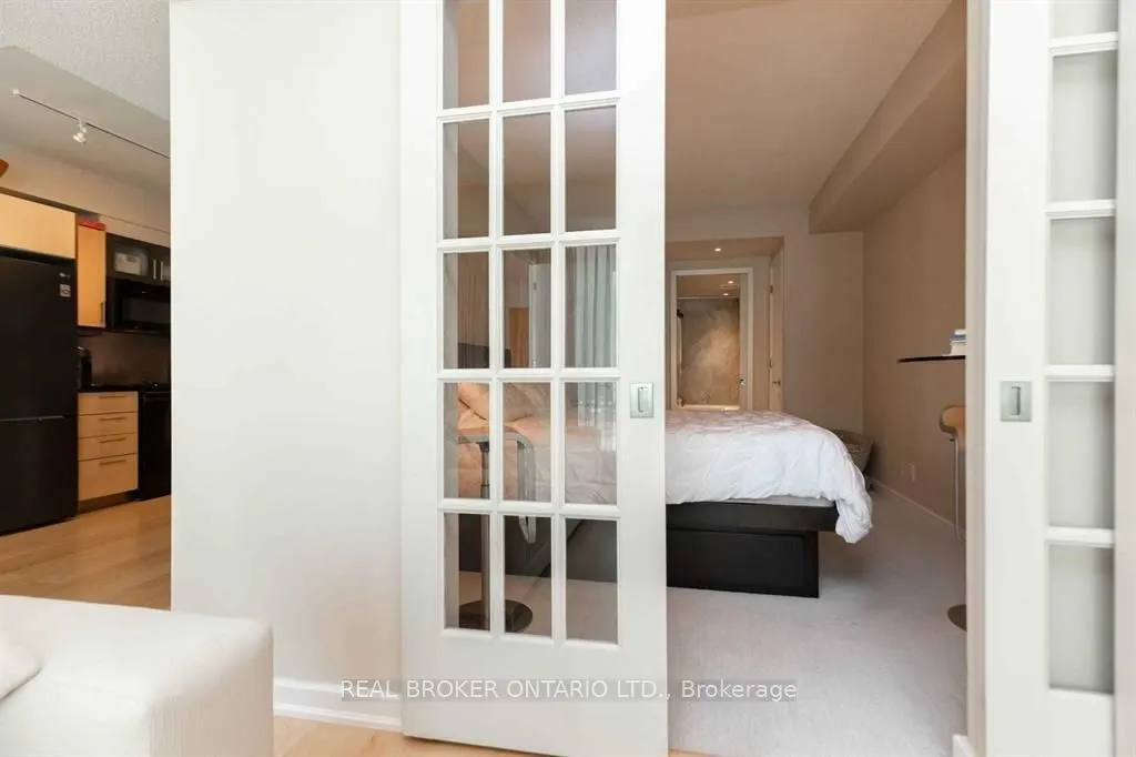 350 Wellington Street W #M04