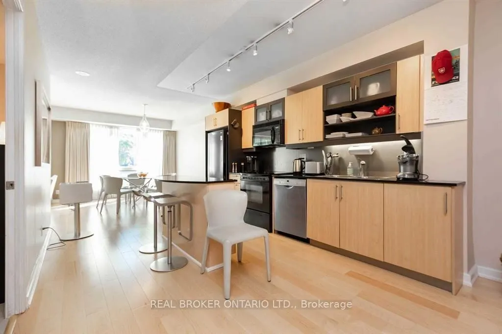 350 Wellington Street W #M04