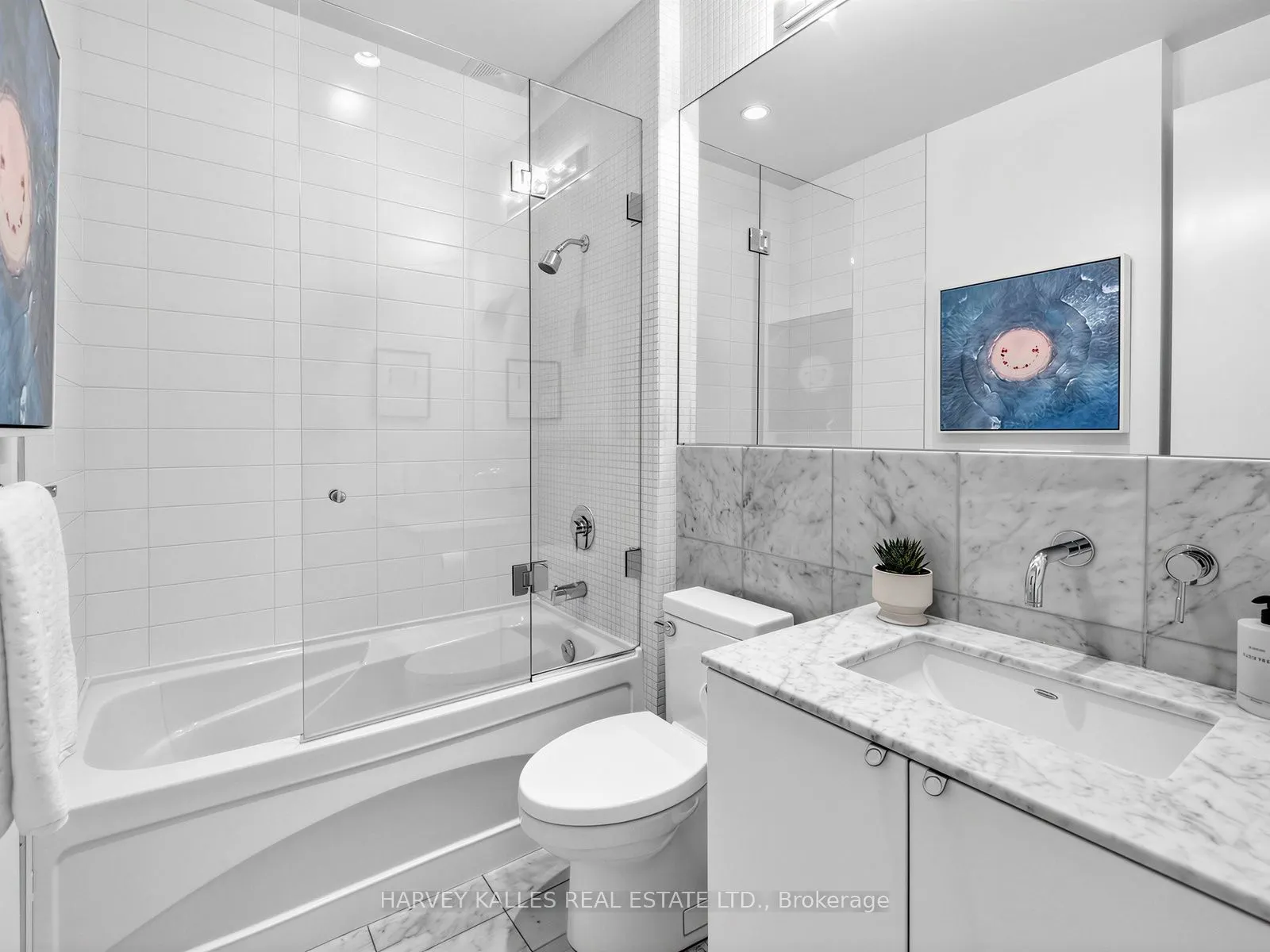 380 Macpherson Avenue #106