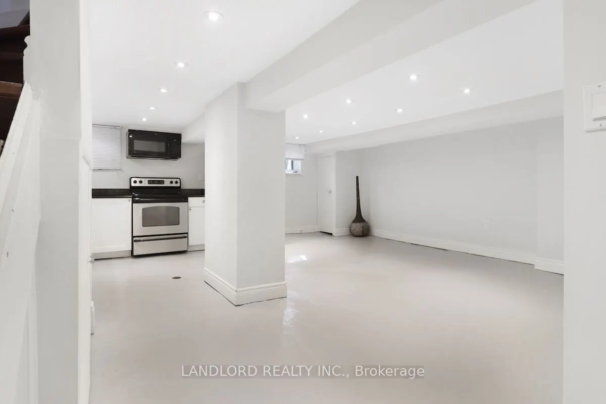 159 Lawrence Avenue W