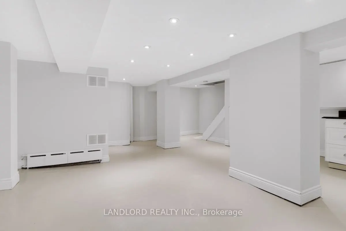 159 Lawrence Avenue W
