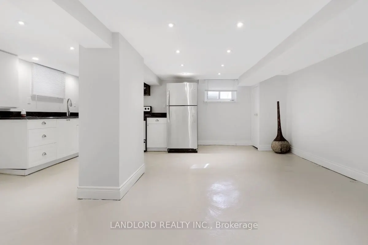 159 Lawrence Avenue W