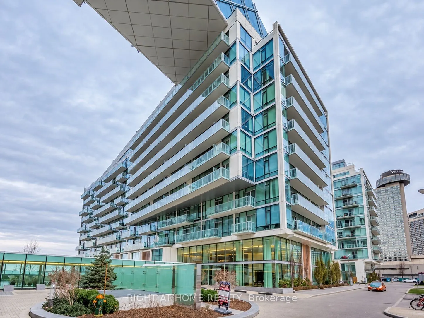 39 Queens Quay E #807