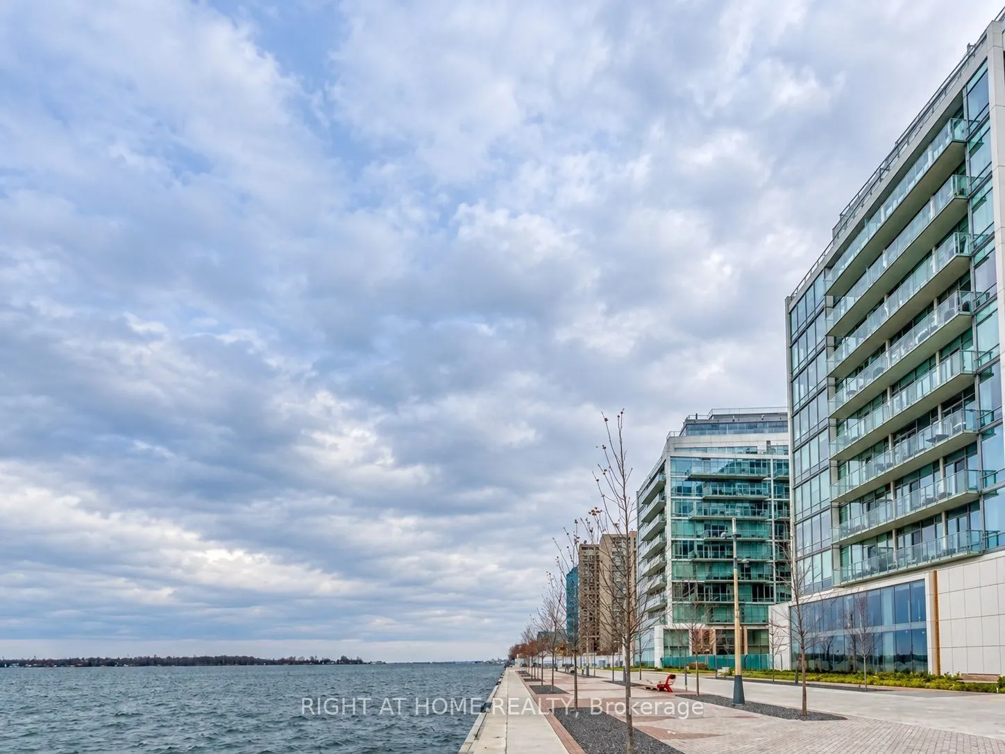 39 Queens Quay E #807