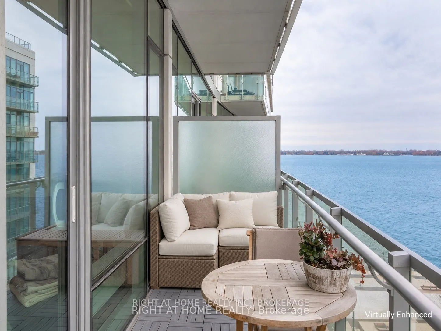 39 Queens Quay E #807