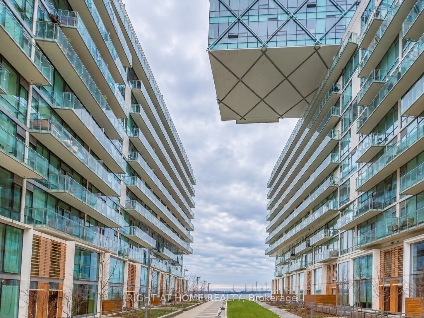 39 Queens Quay E #807