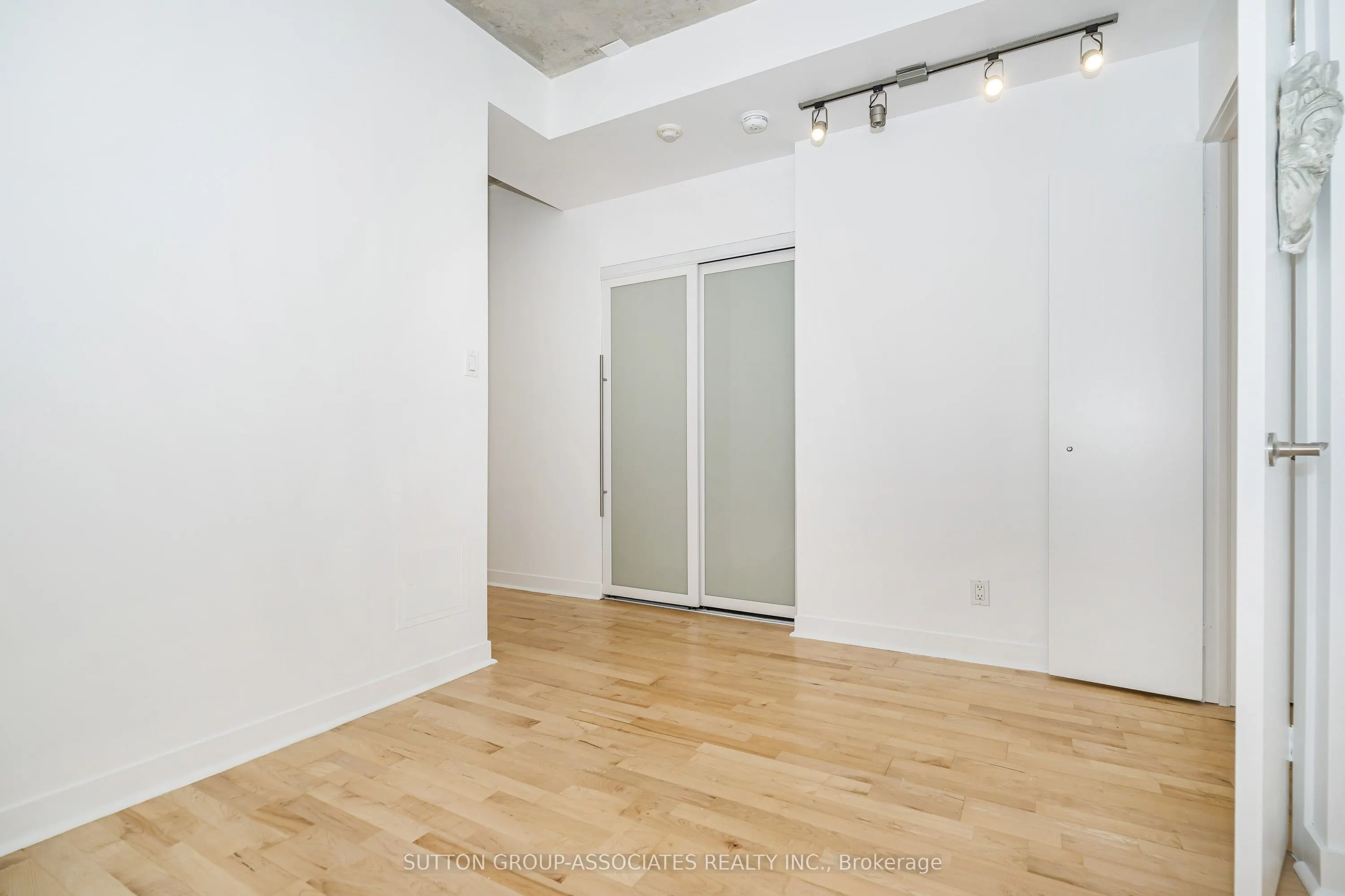 127 Queen Street E #405