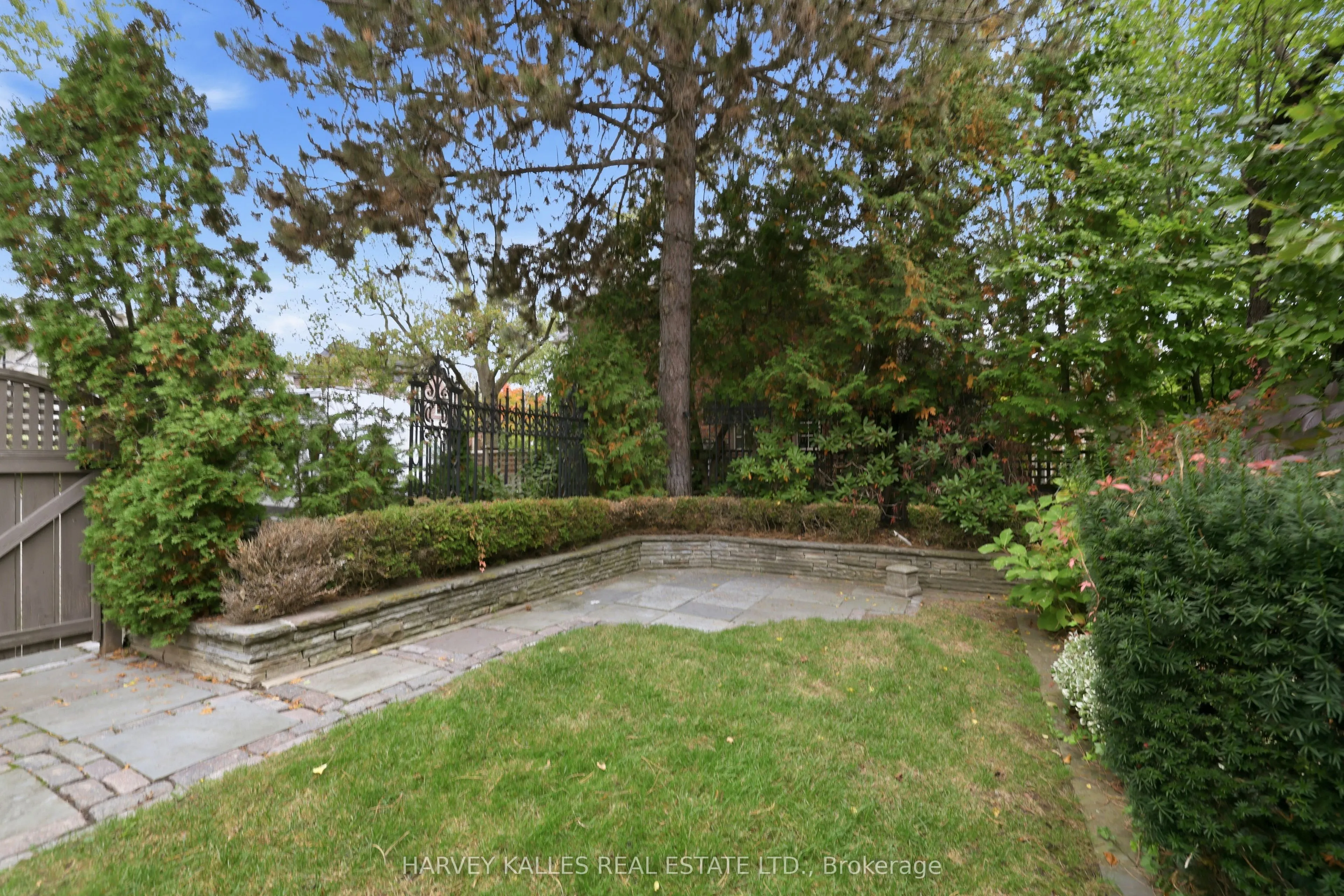 148 Strathallan Boulevard