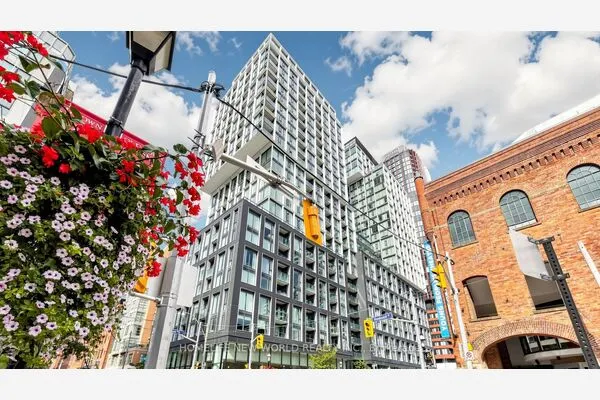 158 Front Street E