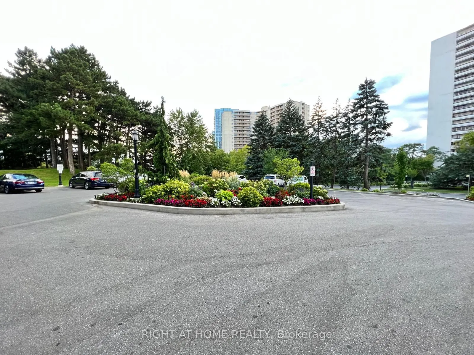 75 Graydon Hall Drive #1608