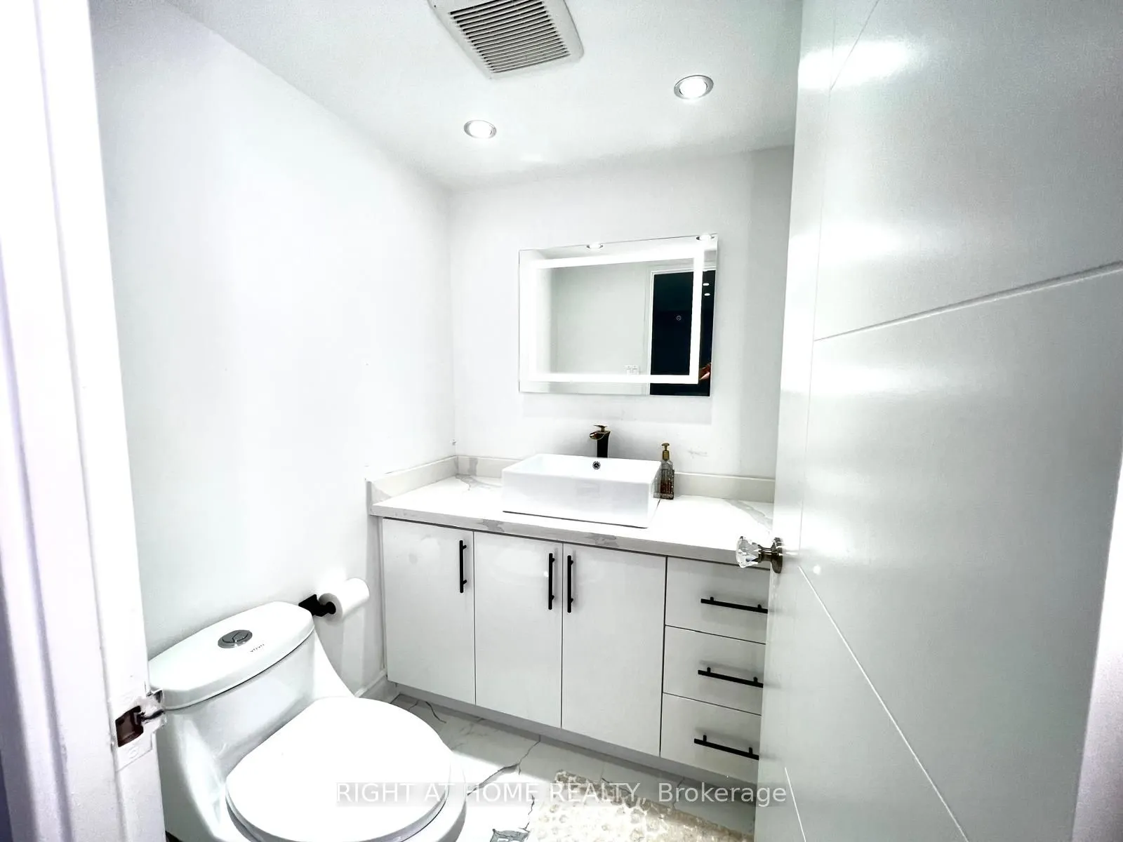 75 Graydon Hall Drive #1608