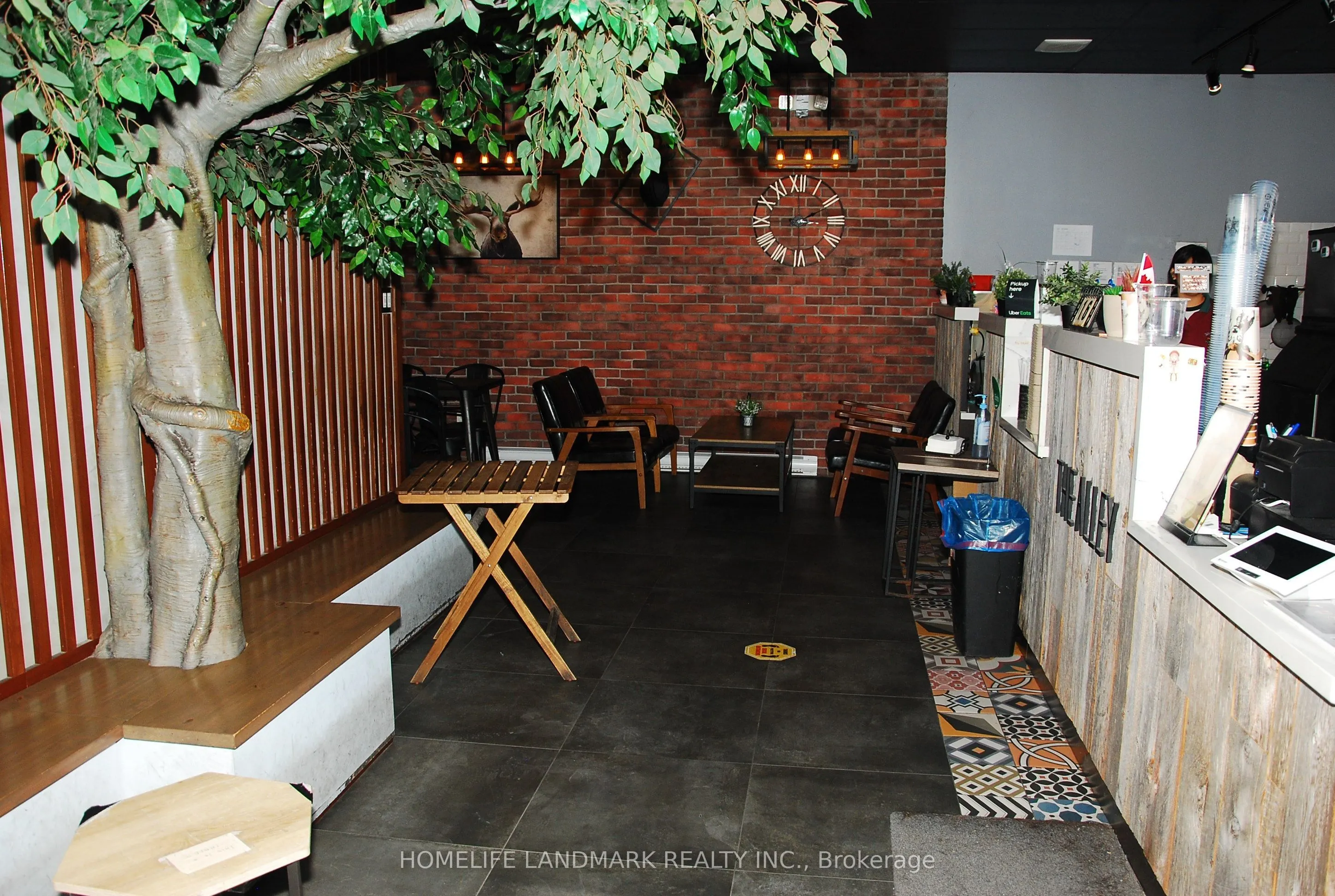621 Bloor Street W