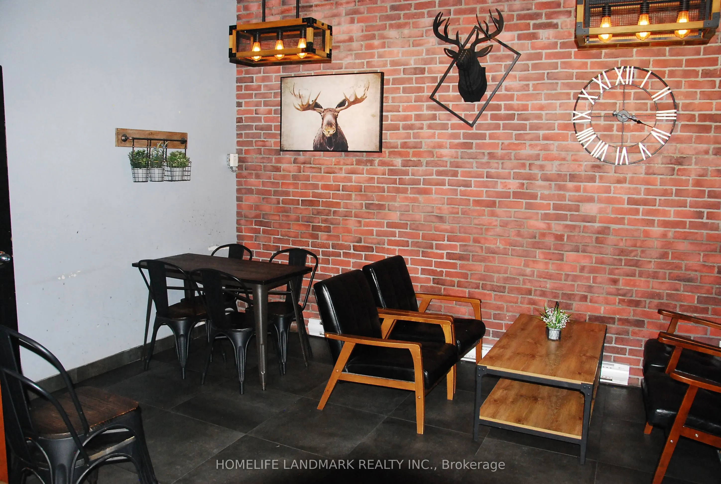 621 Bloor Street W