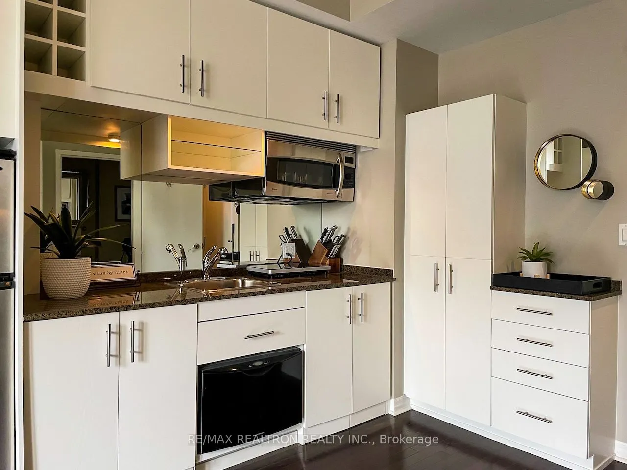1 King Street W #1809
